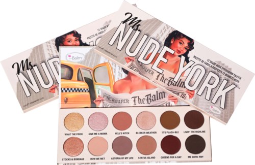 Een make-up palette met negen kleuren, namen, en twee doosjes met tekst en afbeeldingen op de deksel.