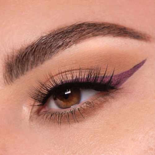 Close-up van een vrouwenoog met make-up, inclusief roze eyeliner en lange wimpers.