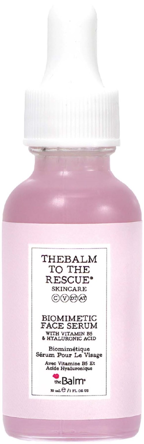 Een kleine roze fles met druppelaar, gelabeld "Biometric Face Serum" met vitamine B3 en hyaluronzuur.