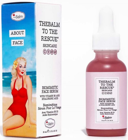 Een kleine roze fles en een doos met een vintage vrouw in rood badpak, strandachtergrond en productinformatie.