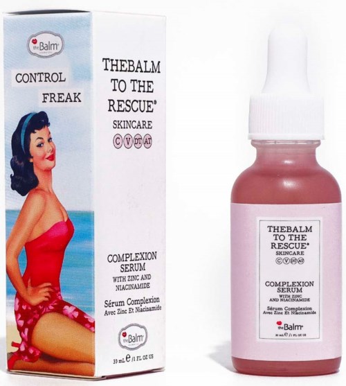 Een huidverzorgingsproduct genaamd 'Complexion Serum' door TheBalm bevat zink en niacinamide, met retrostijl verpakking en een vrouw in een rode jurk.