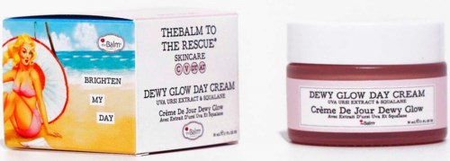 Een huidverzorgingspot en doos met label 'Dewy Glow Day Cream' met roze deksel en witte container.