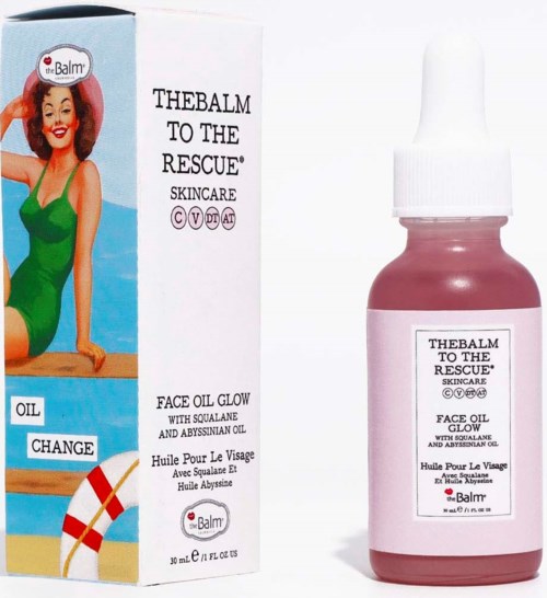 Huidverzorgingsproduct genaamd 'TheBalm to the Rescue Face Oil Glow' met een vrouw in een groene bikini op de doos.