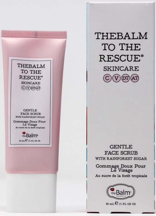Een roze tube en een witte doos van gezichtsscrub van The Balm to the Rescue, met roos- en hartsymbolen op de verpakking.