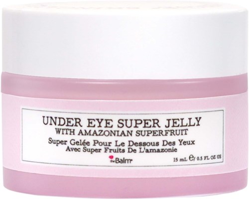 Een roze pot met label 'Under Eye Super Jelly with Amazonian Superfruit' bevat oogverzorgingscrème. Label is wit met zwarte tekst.