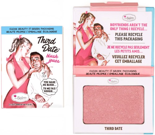 Een blush poeder met roze verpakking, met een cartoonkoppel en een oproep om de verpakking te recyclen.