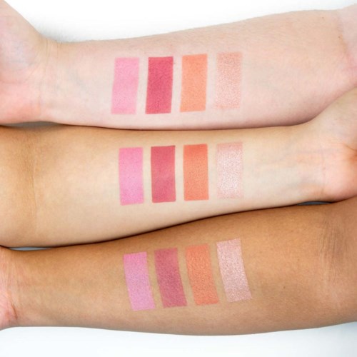 Drie armen met kleurstalen van verschillende roze- en perzikkleurige make-up tinten. Van licht tot donker.