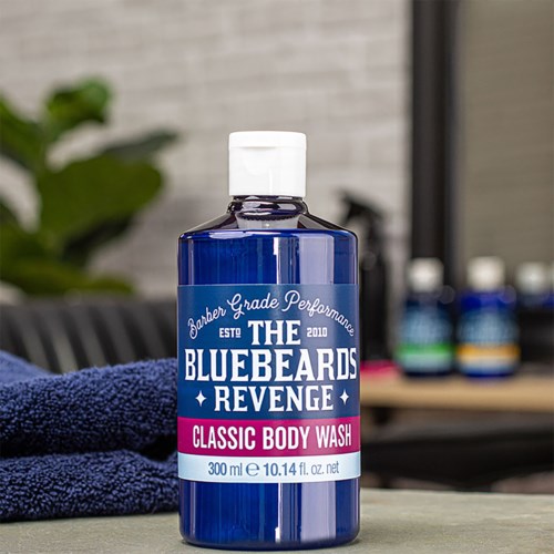 Eine blaue Flasche mit der Aufschrift "Classic Body Wash" von The Bluebeards Revenge, 300 ml, auf einer Ablage.