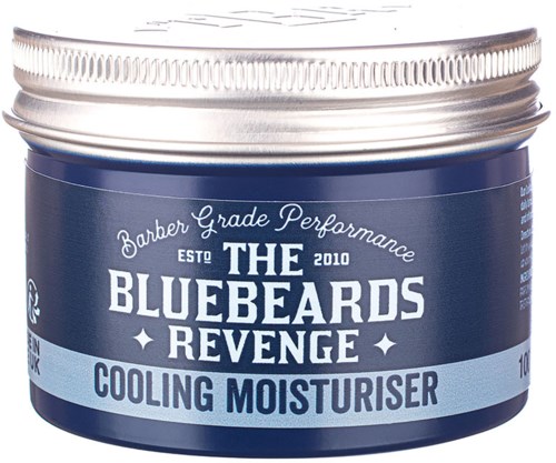 Ein runder Behälter von Bluebeards Revenge kühlende Feuchtigkeitscreme mit blauer Etikette und silbernem Deckel.