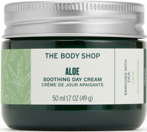 Ein Glas mit Aloe-Beruhigungstagcreme von The Body Shop, grünes und weißes Etikett, silberner Deckel.