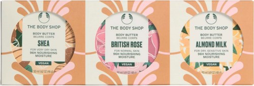 Drei Body Shop Body Butter mit Sheabutter, British Rose und Mandelmilch in einer Reihe.