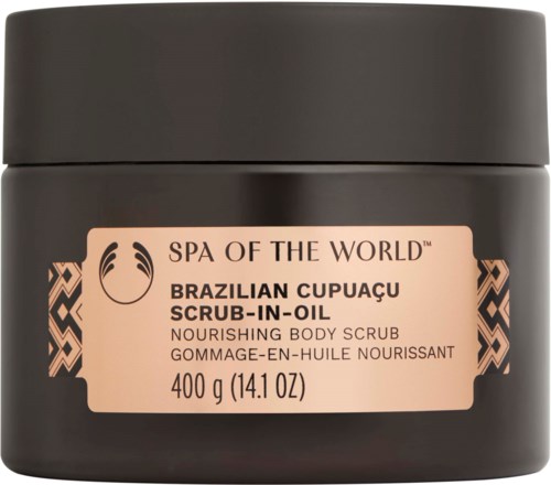 En svart krukke med kroppsskrubb med beige etikett, tittelen "Brazilian Cupuaçu Scrub-in-Oil" av Spa of the World.