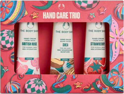Kolmikan vegan-ihonhoitotuotteen setti: British Rose käsivoide, Shea käsivoide ja Mansikka käsivoide värikkäissä pakkauksissa.