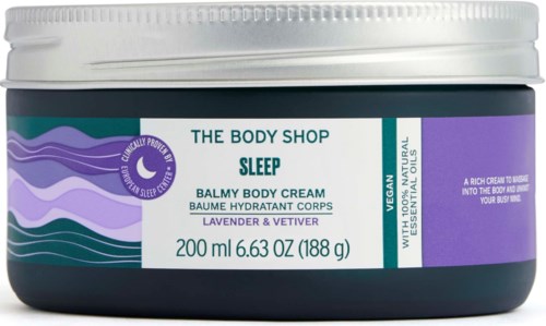 Ein Glas mit The Body Shop Lavendel-Schlaf-Bodylotion, die beim Einschlafen hilft und mit natürlichen Ölen hergestellt ist.
