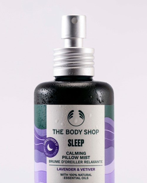 En svart sprayflaske fra The Body Shop Sleep beroligende putevann med lavendel og vetiver duft.