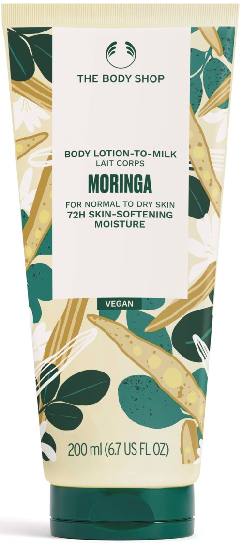 En tube med kroppslotion med grønt, beige og hvitt plante mønster. Det er merket 'The Body Shop Moringa'.