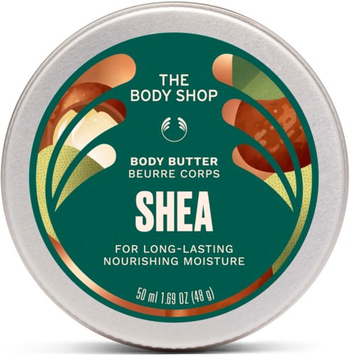 Topp av en förpackning av The Body Shop Shea body butter med grönt, beige och brunt abstrakt design och produktuppgifter.