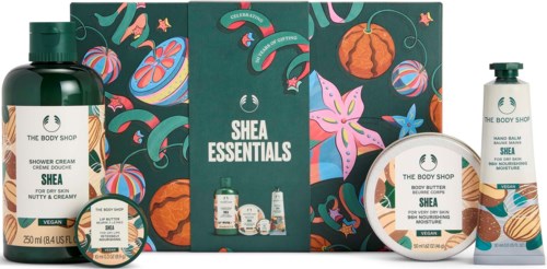 Shea Essentials lahjapakkaus sisältää vartalonpesuaineen, kosteuttajan ja suihkuvoiteen, taustalla värikkäitä kukkakuvia.