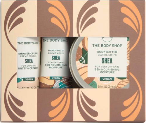 Dreiteiliges Set mit Body Shop Shea Pflegeprodukten: Dusch Creme, Handbalsam und Body Butter. Sie sind vegan und nährend.