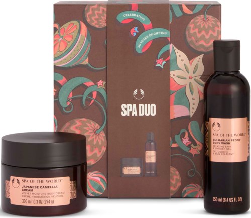 Spa Duo -lahjapakkaus, joka sisältää japanilaisen kamelia-voiteen ja suihkugeelin, kauniissa kukkakäärössä.