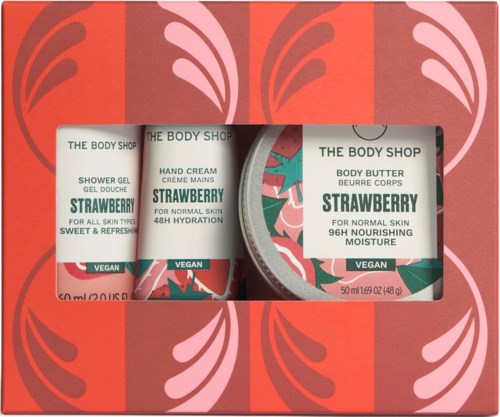 Geschenkset mit erdbeerduftenden Körperpflegeprodukten von The Body Shop, inklusive Duschgel, Handcreme und Körperbutter.