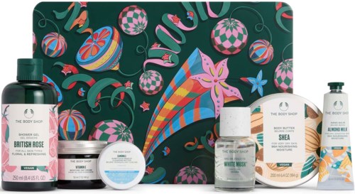 Värikäs juhlallinen setti The Body Shopin ihonhoito-, vartalo- ja kosmetiikkatuotteita koristeellisessa taustassa.