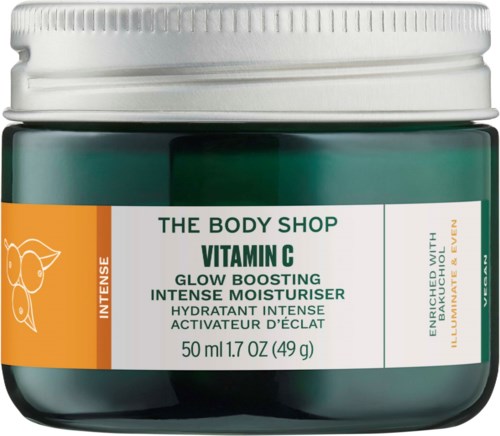 En grön burk med Vitamin C-glowboostande ansiktskräm av märket The Body Shop, med orange och vit etikett.
