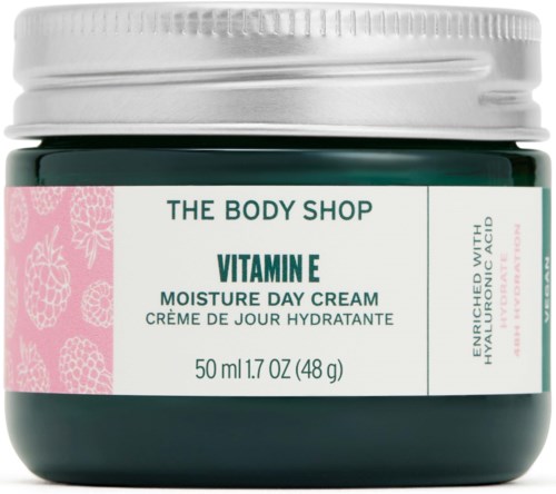 Ein Behälter von The Body Shop Vitamin E Moisture Day Cream mit rosa Blumenmuster auf dem Etikett.