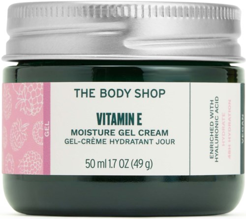 En burk av The Body Shop Vitamin E Moisture Gel Cream med rosa och vit etikett.