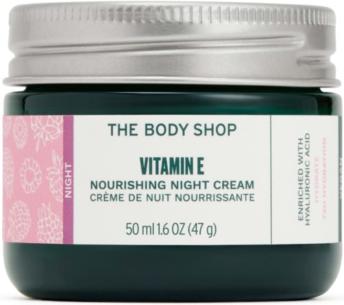 Ein dunkelgrüner Behälter mit nährender Nachtcreme von The Body Shop, mit rosa und weißem Label.