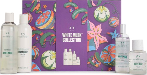 Näyttö White Musk Collection -tuotteista, mukaan lukien pullot ja pakkaukset, värikkään kukka- ja abstrakti-taidetaustan kanssa.
