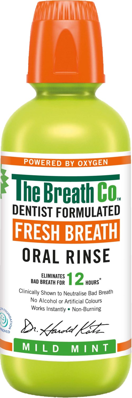 Kleine grüne Flasche mit orangefarbenem Deckel, gekennzeichnet mit 'Fresh Breath Oral Rinse' von The Breath Co., mit Minzgeschmack.