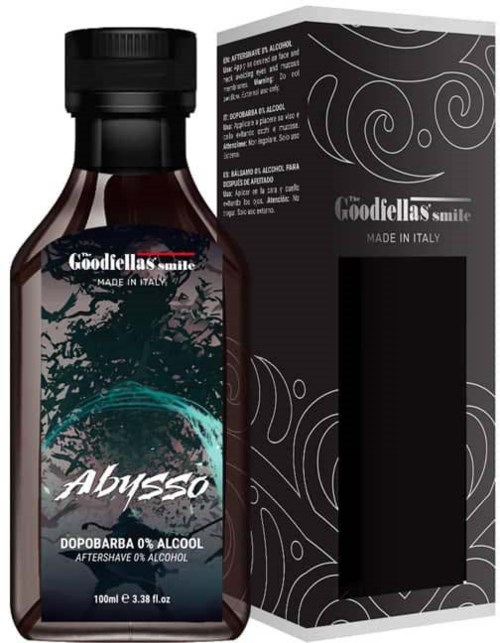 Een bruin flesje en zwart doosje met witte en turquoise ontwerpen, label zegt 'Abyss' en '0% alcohol', gemaakt in Italië.
