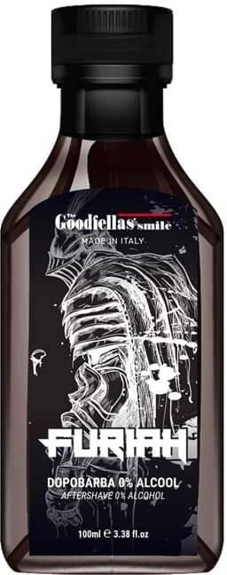Eine dunkle Flasche mit einem Etikett, das ein stilisiertes Totenkopfdesign zeigt, alkoholfreie Aftershave von Goodfellas Smile.