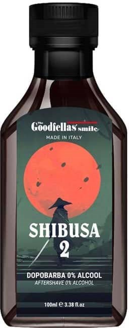 Eine dunkle Flasche mit einem Etikett, das einen schwarzen Hund, einen roten Mond und grüne Bäume zeigt, mit der Aufschrift 'SHIBUSA 2' und 'DOPORBABA 0% ALKOHOL.'