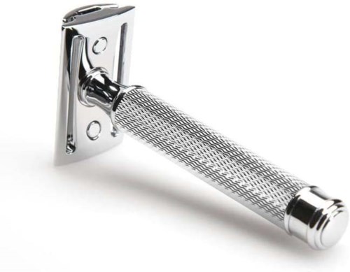 En traditionell safety razor med ett texturerat handtag och ett blad på vit bakgrund.