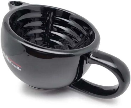 En svart kaffemugg med en unik, spiralformad insida och handtag på sidan.