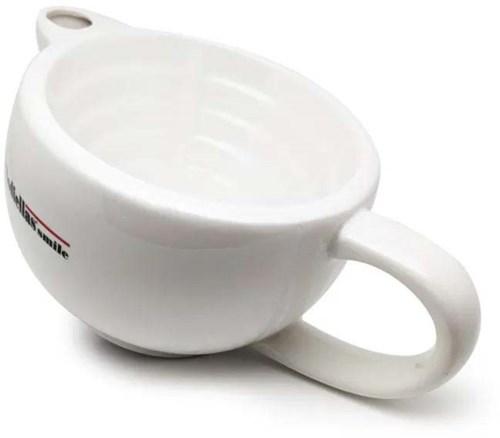 En vit kopp med handtag och logo på sidan, avsedd att hålla drycker.