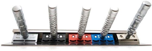 Een biljart- of snookertelling met zes witte krijtstokken en gekleurde markeringen voor het score bijhouden.