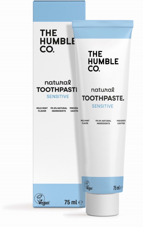 Tube und Verpackung von The Humble Co. natürlicher Sensitiv-Zahnpasta, weiß und hellblau.
