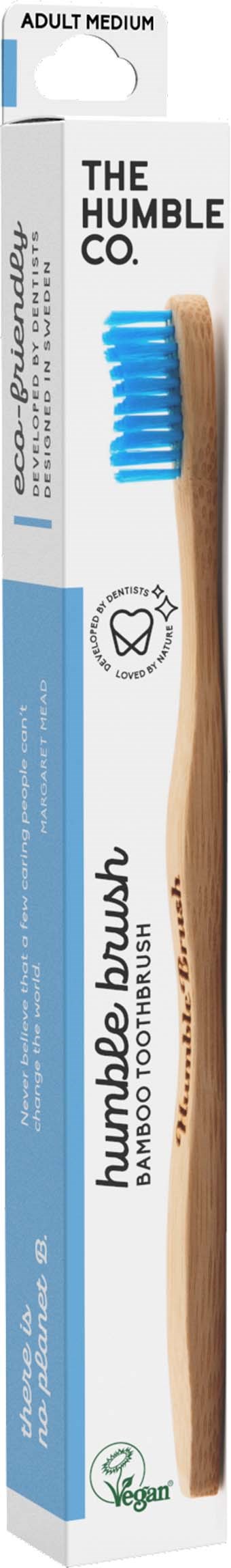 Eine Zahnbürste mit Holzgriff und blauen Borsten, verpackt als 'The Humble Co.' für Erwachsene.