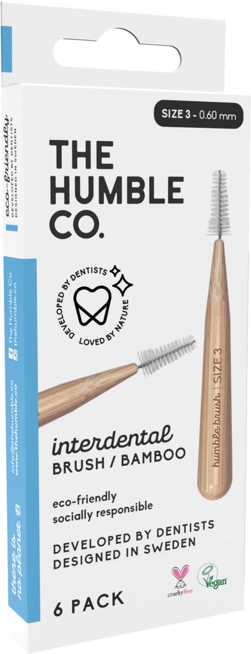 Ett paket med sex bambu interdentalborstar. Borstarna är små, med tunna trådhuvuden, avsedda för rengöring mellan tänder.