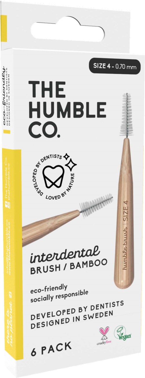 En förpackning med sex bambu interdentalborstar från The Humble Co., gröna och miljövänliga, designade i Sverige, för tandrengöring.