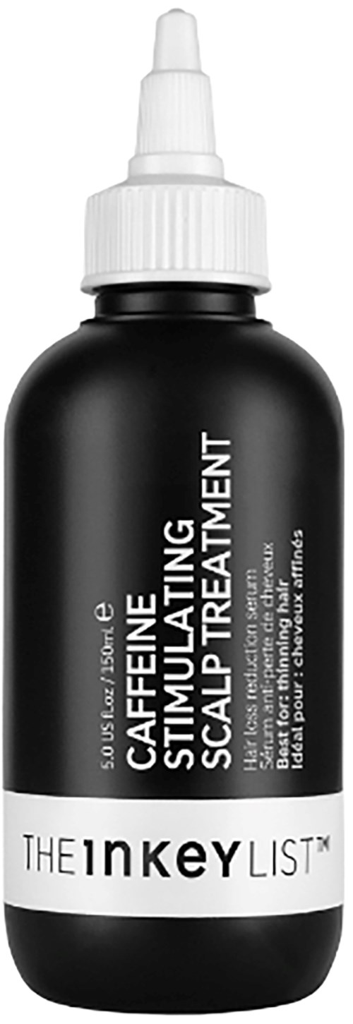Een zwarte fles met een witte dop, gelabeld voor cafeïne scalp stimulatiebehandeling, van The Inkey List.