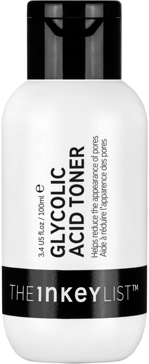Een wit flesje met zwarte dop, gelabeld als glycolzuur toner, voor poriënverzorging, van The Inkey List.