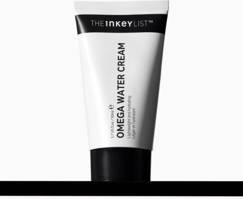 Een witte tube met zwarte dop met label Omega Water Cream, met merknaam The Inkey List boven.