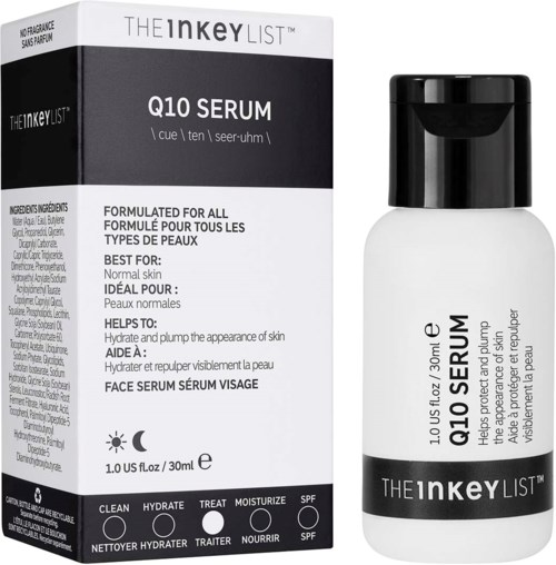 Een kleine witte fles met zwarte dop, gemarkeerd als Q10 Serum, naast een doos met productinformatie voor huidverzorging.