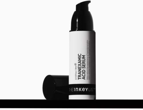 De fles is gemarkeerd Laser Hydro Peptide met TCAic Acid Serum, heeft een zwarte pomp en een witte achtergrond.