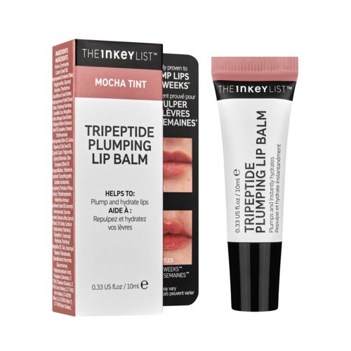 Läppbalsam i tub och förpackning, kallat 'TRIPEPTIDE PLUMPING LIP BALM', hjälper till att hydrera och fylla läppar, med mocha-färg.