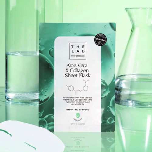Vihreä kasvonaamio pakkauksessa, jossa lukee 'Aloe Vera & Collagen Sheet Mask', ympärillä vettä ja lasiesineitä.